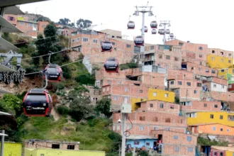 El impacto ha sido especialmente fuerte para los habitantes de Ciudad Bolívar, una de las localidades con mayores desafíos de movilidad en Bogotá. TransMiCable conecta los sectores altos de la localidad con el Portal Tunal, reduciendo significativamente los tiempos de desplazamiento para miles de personas que diariamente utilizan este medio para llegar a sus lugares de trabajo, estudio o atención médica - Foto: Archivo/Ronald Cano