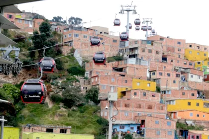 El impacto ha sido especialmente fuerte para los habitantes de Ciudad Bolívar, una de las localidades con mayores desafíos de movilidad en Bogotá. TransMiCable conecta los sectores altos de la localidad con el Portal Tunal, reduciendo significativamente los tiempos de desplazamiento para miles de personas que diariamente utilizan este medio para llegar a sus lugares de trabajo, estudio o atención médica - Foto: Archivo/Ronald Cano