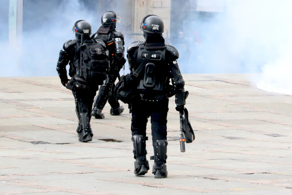 Durante las protestas de 2019 y, especialmente, durante el paro nacional de 2021, la unidad fue objeto de numerosas investigaciones por presunto uso excesivo de la fuerza, lesiones graves, traumas oculares ocasionados por proyectiles menos letales, agresiones contra periodistas, detenciones arbitrarias y varios homicidios que aún hacen parte de procesos judiciales y disciplinarios - Foto: Archivo/Ronald Cano