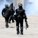Durante las protestas de 2019 y, especialmente, durante el paro nacional de 2021, la unidad fue objeto de numerosas investigaciones por presunto uso excesivo de la fuerza, lesiones graves, traumas oculares ocasionados por proyectiles menos letales, agresiones contra periodistas, detenciones arbitrarias y varios homicidios que aún hacen parte de procesos judiciales y disciplinarios - Foto: Archivo/Ronald Cano
