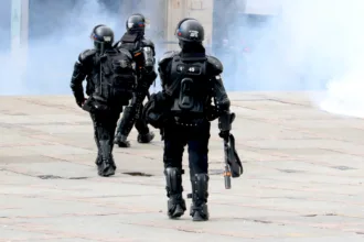 Durante las protestas de 2019 y, especialmente, durante el paro nacional de 2021, la unidad fue objeto de numerosas investigaciones por presunto uso excesivo de la fuerza, lesiones graves, traumas oculares ocasionados por proyectiles menos letales, agresiones contra periodistas, detenciones arbitrarias y varios homicidios que aún hacen parte de procesos judiciales y disciplinarios - Foto: Archivo/Ronald Cano