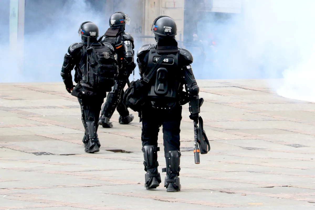 Durante las protestas de 2019 y, especialmente, durante el paro nacional de 2021, la unidad fue objeto de numerosas investigaciones por presunto uso excesivo de la fuerza, lesiones graves, traumas oculares ocasionados por proyectiles menos letales, agresiones contra periodistas, detenciones arbitrarias y varios homicidios que aún hacen parte de procesos judiciales y disciplinarios - Foto: Archivo/Ronald Cano