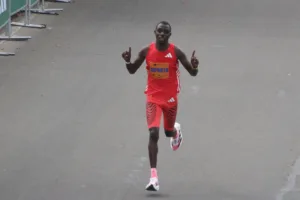 La gran figura de esta edición será el keniano Benson Kipruto, uno de los corredores más exitosos del circuito internacional. Su palmarés incluye victorias en los maratones de Boston, Chicago, Tokio y Nueva York, además de una medalla olímpica obtenida en París 2024. Con una marca personal de 2:02:16 en maratón y 1:00:06 en media maratón, llega a Bogotá como el principal favorito y el atleta de mayor renombre de la competencia - Foto: Archivo/Ronald Cano