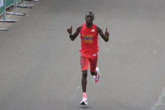 La gran figura de esta edición será el keniano Benson Kipruto, uno de los corredores más exitosos del circuito internacional. Su palmarés incluye victorias en los maratones de Boston, Chicago, Tokio y Nueva York, además de una medalla olímpica obtenida en París 2024. Con una marca personal de 2:02:16 en maratón y 1:00:06 en media maratón, llega a Bogotá como el principal favorito y el atleta de mayor renombre de la competencia - Foto: Archivo/Ronald Cano