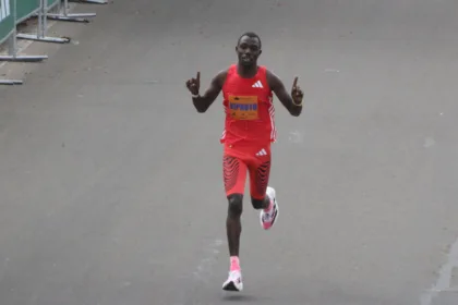 La gran figura de esta edición será el keniano Benson Kipruto, uno de los corredores más exitosos del circuito internacional. Su palmarés incluye victorias en los maratones de Boston, Chicago, Tokio y Nueva York, además de una medalla olímpica obtenida en París 2024. Con una marca personal de 2:02:16 en maratón y 1:00:06 en media maratón, llega a Bogotá como el principal favorito y el atleta de mayor renombre de la competencia - Foto: Archivo/Ronald Cano
