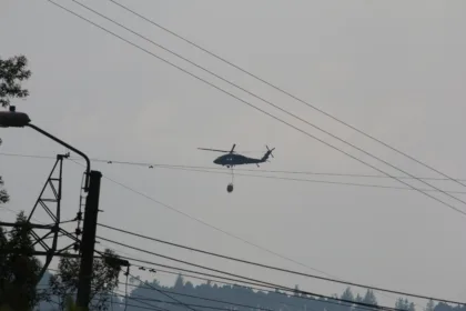 El cuarto aspecto destacado es el fortalecimiento de las capacidades de respuesta. El Gobierno anunció la adquisición de dos helicópteros Firehawk para la Fuerza Aeroespacial Colombiana, con una inversión de $149.836 millones, destinados a ampliar la capacidad para combatir incendios forestales incluso en condiciones nocturnas - Foto: Archivo/Ronald Cano