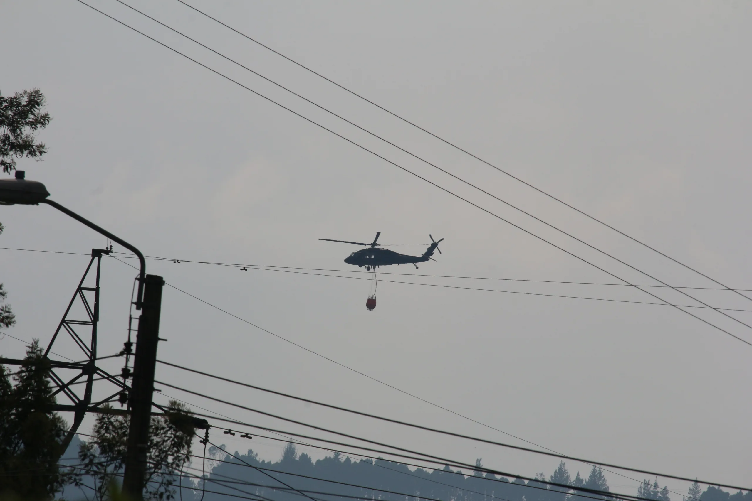 El cuarto aspecto destacado es el fortalecimiento de las capacidades de respuesta. El Gobierno anunció la adquisición de dos helicópteros Firehawk para la Fuerza Aeroespacial Colombiana, con una inversión de $149.836 millones, destinados a ampliar la capacidad para combatir incendios forestales incluso en condiciones nocturnas - Foto: Archivo/Ronald Cano