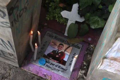 La Sala también rechazó uno de los argumentos utilizados por la defensa institucional: que Dilan Cruz había contribuido a su propia muerte al devolver gases lacrimógenos lanzados por los uniformados. Para el Tribunal, esa conducta no justificaba el uso de un arma potencialmente letal. El mensaje de la sentencia es claro: incluso frente a manifestantes que puedan incurrir en actos de confrontación, la fuerza pública está sometida a estrictos límites constitucionales y no puede responder con medidas desproporcionadas - Foto: Archivo/Ronald Cano