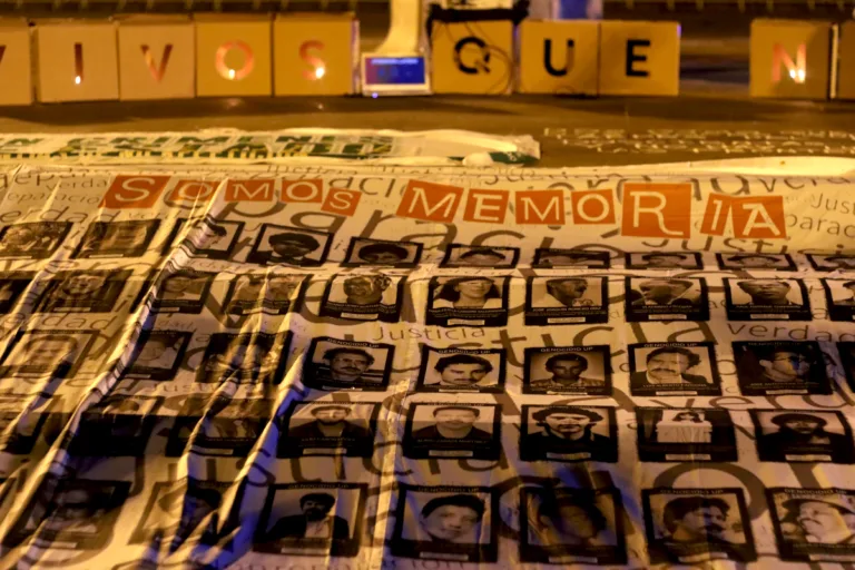La incertidumbre se agrava porque muchas buscadoras continúan expuestas a amenazas, estigmatización y agresiones. En junio de 2026, la Unidad de Búsqueda de Personas dadas por Desaparecidas rechazó el intento de homicidio, las agresiones y la tortura denunciados contra una mujer buscadora en Cartagena, y recordó que estas violencias afectan tanto la integridad de las víctimas como el derecho colectivo a conocer la verdad - Foto: Archivo/Ronald Cano