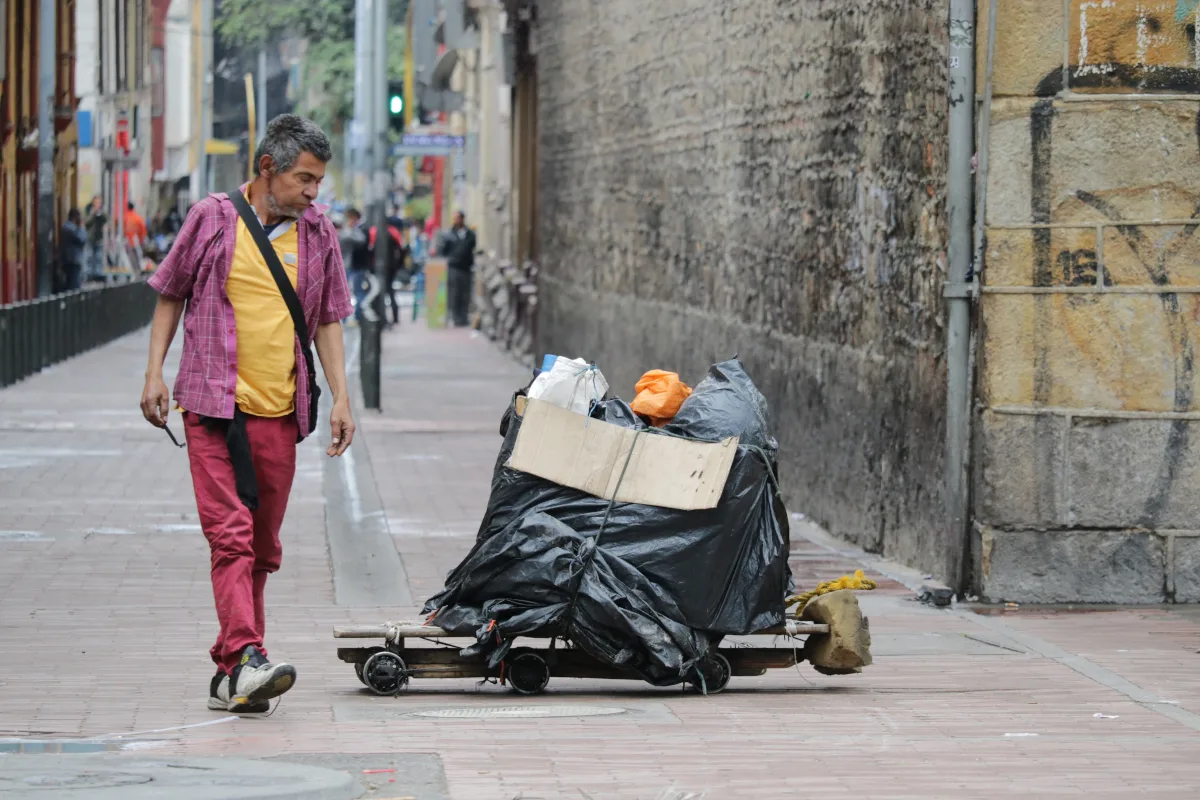 La norma también fortalece la protección económica para la vejez mediante la vinculación de los recicladores al programa de Beneficios Económicos Periódicos (BEPS), administrado por Colpensiones - Foto. Archivo/Ronald Cano