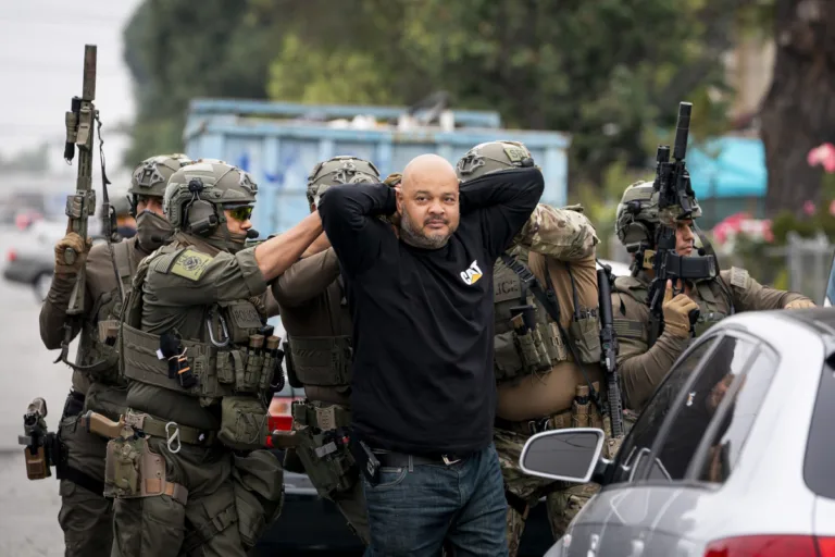 Diversas organizaciones defensoras de derechos humanos consideran que trasladar esas investigaciones a una dependencia del propio Departamento de Seguridad Nacional puede generar un conflicto de interés. En su criterio, cuando una misma estructura institucional investiga la actuación de sus propios funcionarios, aumenta la percepción de falta de imparcialidad, aun cuando los investigadores actúen con autonomía profesional - Foto: DHS