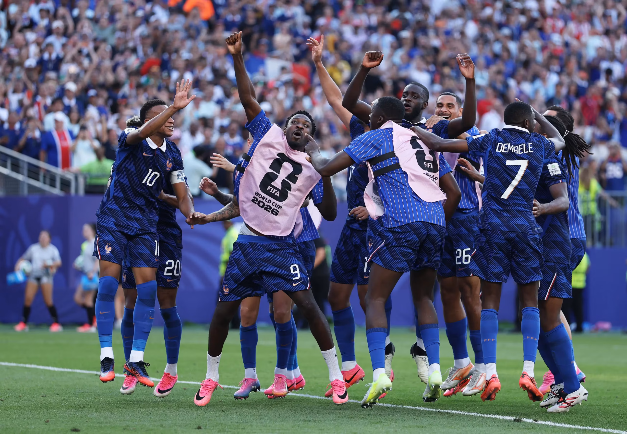 El conjunto francés, bajo la dirección técnica de Didier Deschamps, se presenta a este duelo con la chapa de máximo favorito y el impulso de haber mostrado una notable solidez defensiva y contundencia en las áreas. Comandados por un Kylian Mbappé que sigue batiendo récords goleadores en los Mundiales - Foto: FIFA