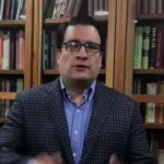 Su nombre ha estado ligado a algunos de los procesos judiciales más mediáticos de los últimos años, entre ellos la defensa del abogado Diego Cadena y del empresario Carlos Mattos. Esa exposición pública lo convirtió en una figura frecuente en medios de comunicación y escenarios académicos - Foto: Colombia Check