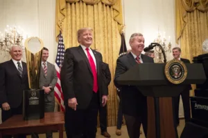 El presidente Donald Trump fue uno de los primeros líderes en reaccionar al fallecimiento. En un mensaje público aseguró que Graham era "como de la familia" y reveló que había conversado telefónicamente con él la noche anterior, sin imaginar que sería su última conversación - Foto: The White House