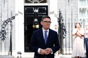 En su primer discurso como jefe de Gobierno, Burnham prometió convertir su administración en un "punto de inflexión" para el país. Sostuvo que su objetivo será ofrecer estabilidad política tras una década caracterizada por frecuentes cambios de liderazgo y aseguró que su gobierno trabajará con una visión de largo plazo para reconstruir la confianza ciudadana - Foto: Number 10
