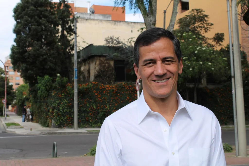 El senador fue aún más allá al afirmar que las posesiones presidenciales en instalaciones militares han estado asociadas históricamente con gobiernos de facto o dictaduras. En declaraciones posteriores sostuvo que "solamente los dictadores lo hacen allá", insistiendo en que el simbolismo institucional de la ceremonia debe preservarse - Foto: Rafael Nieto