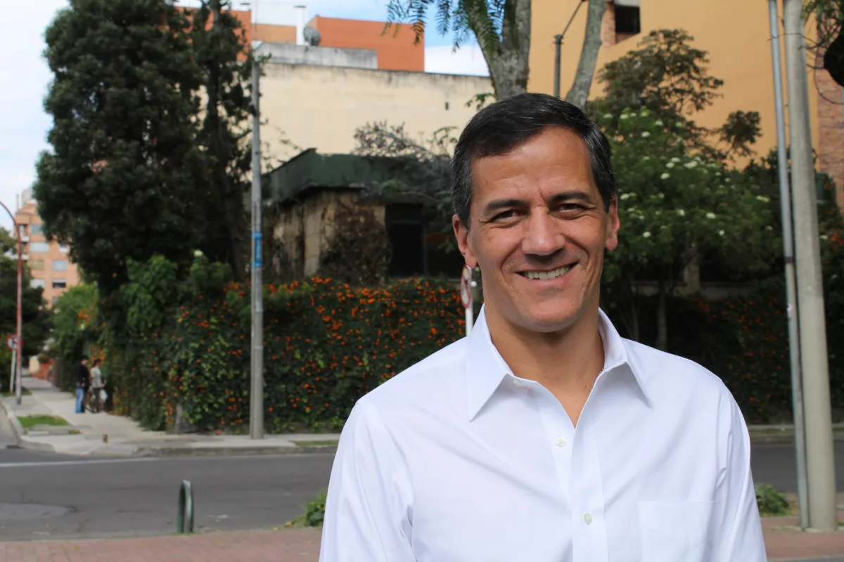 El senador fue aún más allá al afirmar que las posesiones presidenciales en instalaciones militares han estado asociadas históricamente con gobiernos de facto o dictaduras. En declaraciones posteriores sostuvo que "solamente los dictadores lo hacen allá", insistiendo en que el simbolismo institucional de la ceremonia debe preservarse - Foto: Rafael Nieto