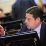 diferencia de otros ministros designados que provienen del sector privado o de la academia, Gómez Amín acumula más de dos décadas en cargos de elección popular. Esa trayectoria lleva a algunos analistas a sostener que su nombramiento entra en tensión con la narrativa de renovación política promovida durante la campaña presidencial - Foto: Senado