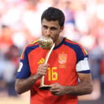 El reconocimiento más prestigioso, el Balón de Oro, fue para Rodri, quien fue elegido como el mejor jugador del campeonato gracias a su liderazgo en el mediocampo y a su influencia tanto en la recuperación del balón como en la construcción ofensiva del conjunto español. Su desempeño fue considerado determinante para que España conquistara su segundo título mundial - Foto: FIFA