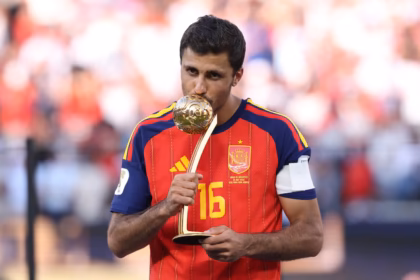 El reconocimiento más prestigioso, el Balón de Oro, fue para Rodri, quien fue elegido como el mejor jugador del campeonato gracias a su liderazgo en el mediocampo y a su influencia tanto en la recuperación del balón como en la construcción ofensiva del conjunto español. Su desempeño fue considerado determinante para que España conquistara su segundo título mundial - Foto: FIFA