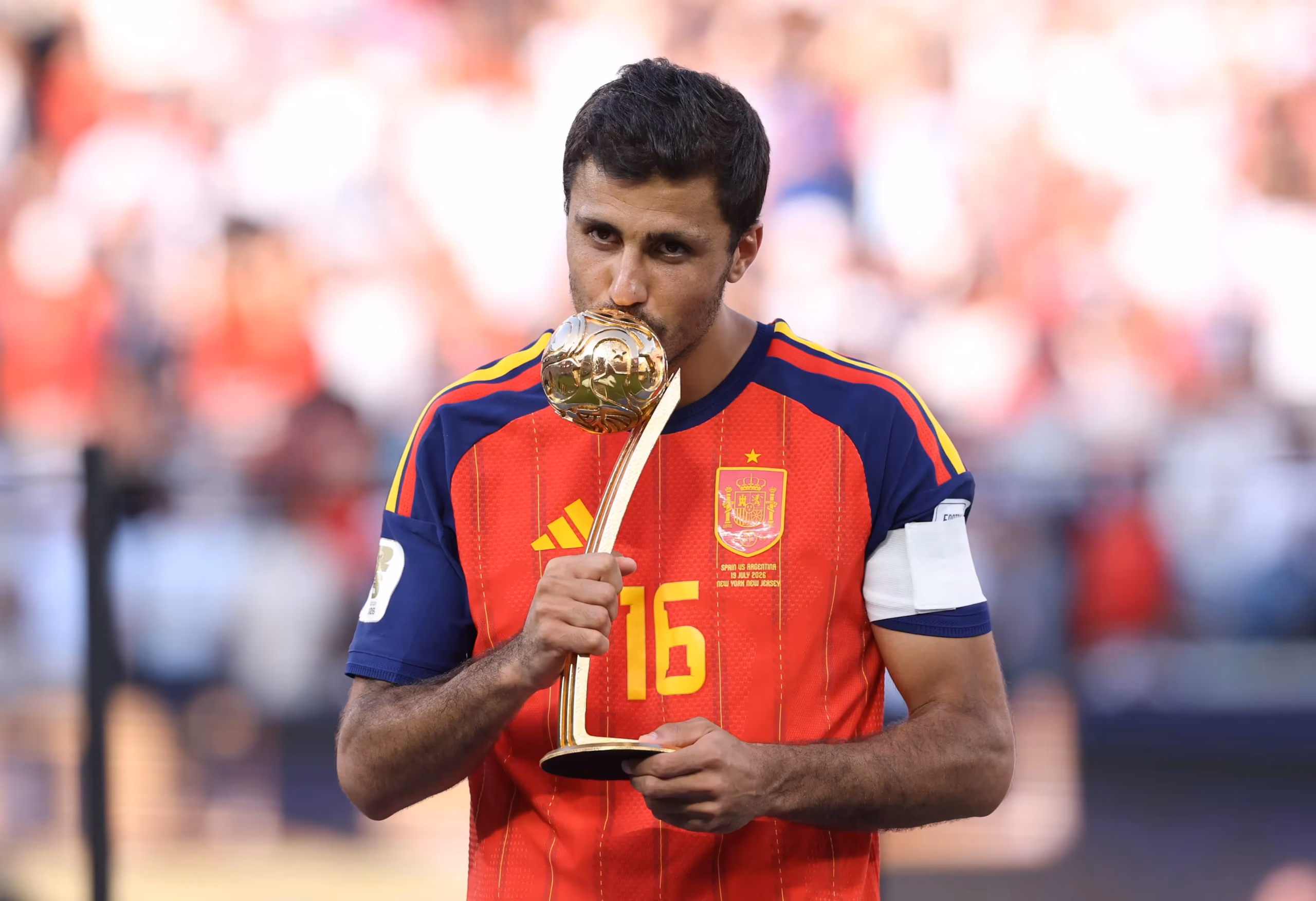El reconocimiento más prestigioso, el Balón de Oro, fue para Rodri, quien fue elegido como el mejor jugador del campeonato gracias a su liderazgo en el mediocampo y a su influencia tanto en la recuperación del balón como en la construcción ofensiva del conjunto español. Su desempeño fue considerado determinante para que España conquistara su segundo título mundial - Foto: FIFA