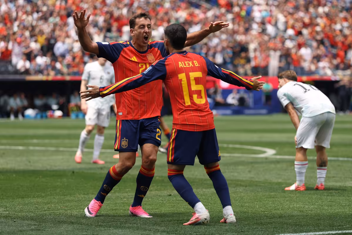 España firmó el hito de ser la primera selección que no permite un solo disparo entre los tres palos en una ronda eliminatoria de Copa del Mundo desde la final de Brasil 2014; al mismo tiempo, rompió una sequía de 32 años sin anotar más de dos goles en fases de eliminación directa - Foto: FIFA