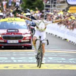 Pogačar no solo ganó tiempo; impuso condiciones. Cuando el esloveno acelera en la montaña, el resto parece correr una carrera distinta, una realidad que ya había marcado ediciones anteriores del Tour - Foto: UAE Team Emirates XRG