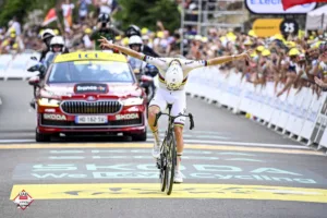 Pogačar no solo ganó tiempo; impuso condiciones. Cuando el esloveno acelera en la montaña, el resto parece correr una carrera distinta, una realidad que ya había marcado ediciones anteriores del Tour - Foto: UAE Team Emirates XRG