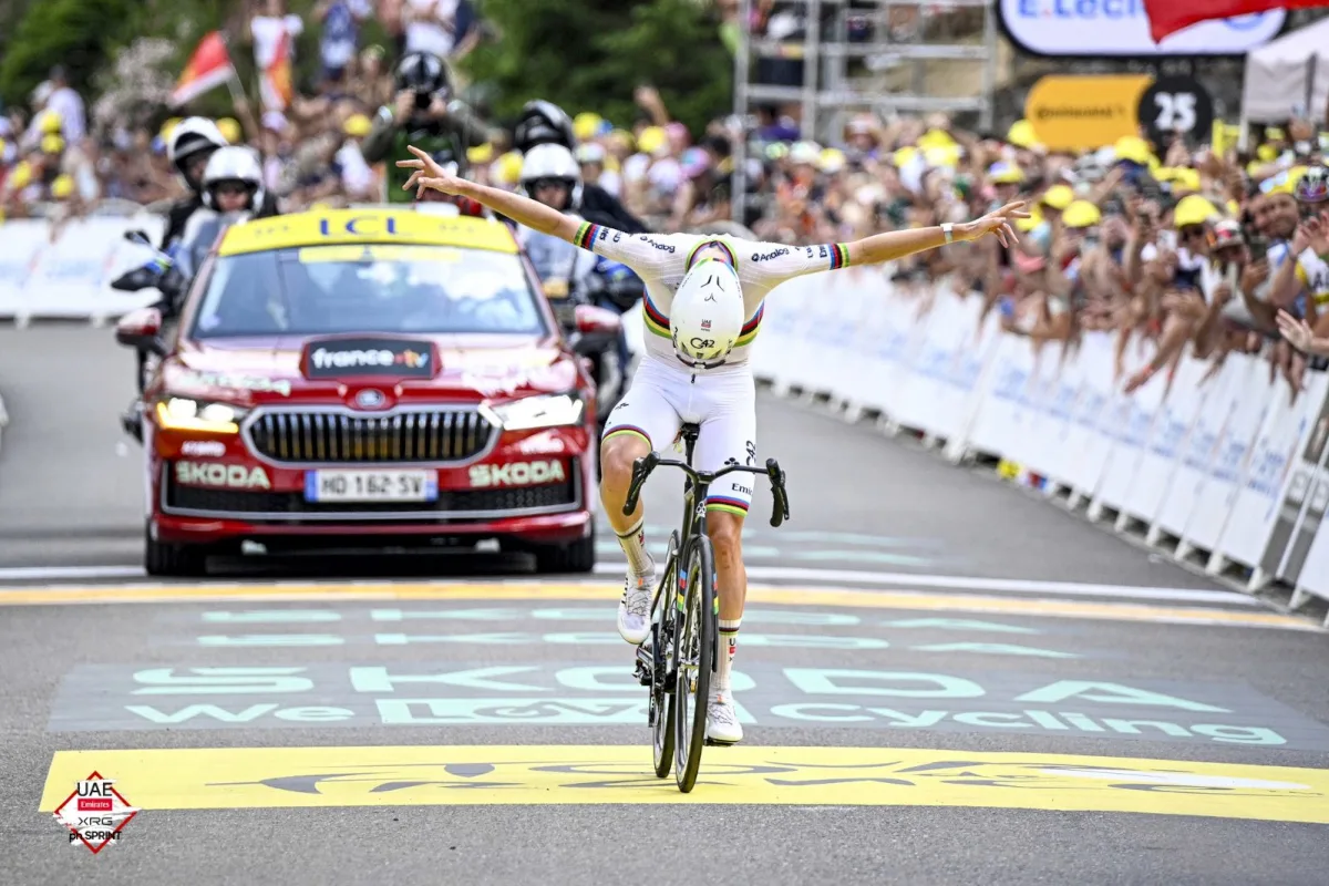 Pogačar no solo ganó tiempo; impuso condiciones. Cuando el esloveno acelera en la montaña, el resto parece correr una carrera distinta, una realidad que ya había marcado ediciones anteriores del Tour - Foto: UAE Team Emirates XRG