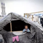 La infancia continuó siendo uno de los sectores más vulnerables. Aunque OCHA no publica un consolidado de niños muertos exclusivamente para los 39 días del Mundial, sus informes describen un contexto de exposición permanente a bombardeos, desplazamientos, enfermedades y desnutrición. Los organismos humanitarios insistieron en que los menores seguían soportando una carga desproporcionada de las consecuencias del conflicto, tanto por las pérdidas humanas como por el impacto psicológico y la interrupción de su acceso a educación, alimentación y servicios básicos - Foto: UNICEF