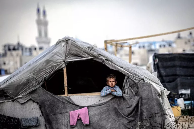 La infancia continuó siendo uno de los sectores más vulnerables. Aunque OCHA no publica un consolidado de niños muertos exclusivamente para los 39 días del Mundial, sus informes describen un contexto de exposición permanente a bombardeos, desplazamientos, enfermedades y desnutrición. Los organismos humanitarios insistieron en que los menores seguían soportando una carga desproporcionada de las consecuencias del conflicto, tanto por las pérdidas humanas como por el impacto psicológico y la interrupción de su acceso a educación, alimentación y servicios básicos - Foto: UNICEF