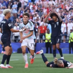 Bélgica armó una veloz jugada colectiva que culminó con un certero remate de cabeza del propio Charles De Ketelaere, quien firmó su doblete en el partido y devolvió la ventaja a los europeos con el 2-1 parcial - Foto: FIFA