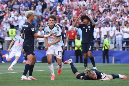 Bélgica armó una veloz jugada colectiva que culminó con un certero remate de cabeza del propio Charles De Ketelaere, quien firmó su doblete en el partido y devolvió la ventaja a los europeos con el 2-1 parcial - Foto: FIFA