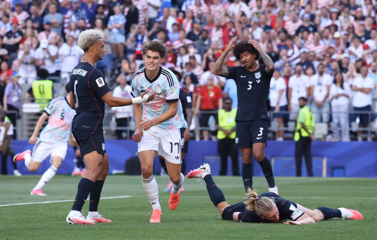 Bélgica armó una veloz jugada colectiva que culminó con un certero remate de cabeza del propio Charles De Ketelaere, quien firmó su doblete en el partido y devolvió la ventaja a los europeos con el 2-1 parcial - Foto: FIFA