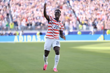 La suspensión de una sanción automática durante una Copa del Mundo es una medida excepcional y poco frecuente, especialmente tratándose de una expulsión derivada de la revisión del VAR - Foto: FIFA