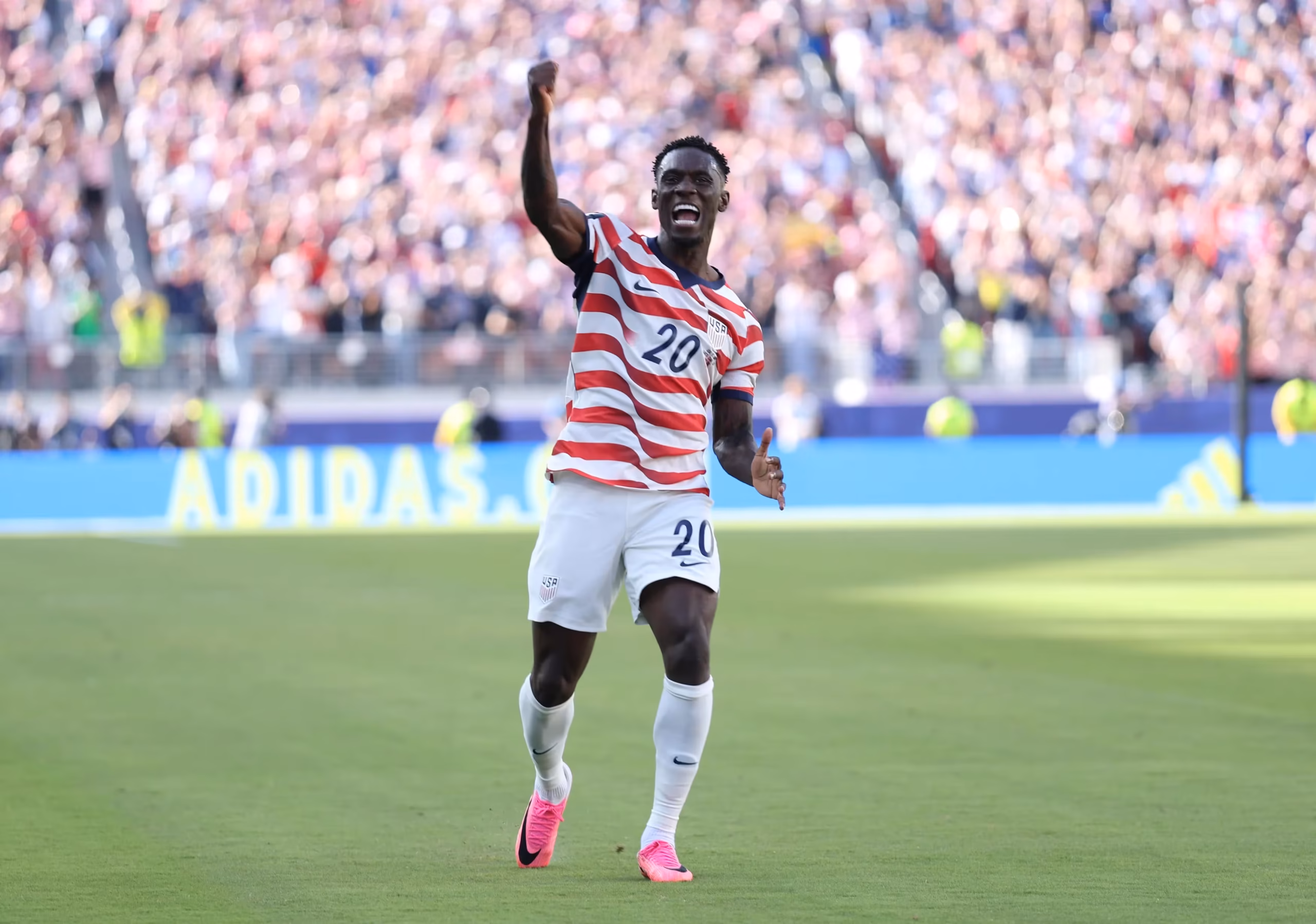 En el minuto 45, tras un primer tiempo de alta intensidad y asedio norteamericano, el delantero Folarin Balogun mandó el balón al fondo de las redes tras aprovechar una gran jugada colectiva, desatando la locura en el estadio y otorgando una merecida ventaja de 1-0 para ir al descanso - Foto: FIFA