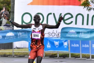 El gran protagonista de la jornada fue el keniano Erick Sang, quien se impuso en la rama masculina con un tiempo de 1 hora, 2 minutos y 1 segundo. Su registro le permitió establecer una nueva marca histórica de la media maratón de Bogotá y superar por 19 segundos el récord que se mantenía vigente desde 2011 - Foto: Deporte Total