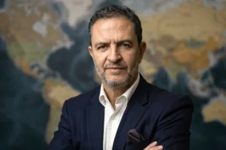 Bula, con una preparación más que envidiable, y una trayectoria que lo ha llevado por varios continentes; manifiesta en sus redes su afinidad por las ideas de Trump y su movimiento MAGA. En esas mismas redes sociales habla de planes realizados por las élites globalistas para dominar el mundo; y es ahí donde comienza a generarse la alarma - Foto: Redes Sociales Omar Bula