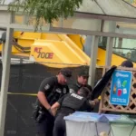 La investigación dejó atrás rápidamente la hipótesis inicial de un enfrentamiento entre solo dos personas. La Policía concluyó que hubo al menos tres participantes: un adolescente de 15 años detenido en el lugar, el joven de 19 años que murió durante el tiroteo y, por lo menos, otro sospechoso cuya identidad aún no había sido establecida - Foto: X/@choeshow