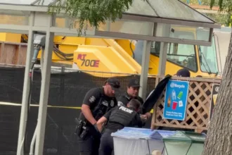 La investigación dejó atrás rápidamente la hipótesis inicial de un enfrentamiento entre solo dos personas. La Policía concluyó que hubo al menos tres participantes: un adolescente de 15 años detenido en el lugar, el joven de 19 años que murió durante el tiroteo y, por lo menos, otro sospechoso cuya identidad aún no había sido establecida - Foto: X/@choeshow