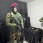 En la grabación, difundida el 4 de julio, los encapuchados aseguran haber iniciado operaciones desde el día anterior en los municipios de Segovia y Remedios. Allí anuncian que su objetivo será combatir a las disidencias de las antiguas FARC que operan en la región y lanzan amenazas directas contra varios de sus presuntos integrantes, identificados por alias - Foto: Vídeo Redes Sociales