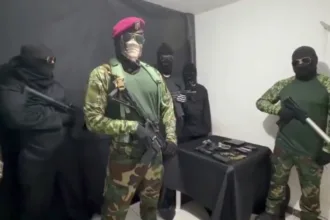 En la grabación, difundida el 4 de julio, los encapuchados aseguran haber iniciado operaciones desde el día anterior en los municipios de Segovia y Remedios. Allí anuncian que su objetivo será combatir a las disidencias de las antiguas FARC que operan en la región y lanzan amenazas directas contra varios de sus presuntos integrantes, identificados por alias - Foto: Vídeo Redes Sociales