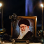 El programa oficial contempla jornadas de despedida en Teherán, una procesión fúnebre en la capital, actos religiosos en la ciudad santa de Qom y ceremonias en Najaf y Kerbala, en Irak, antes del entierro definitivo en el santuario del Imán Reza, en Mashhad, uno de los lugares más sagrados del islam chiita - Foto: iranintl.com