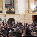 La iniciativa fue aprobada con 55 votos a favor y 32 en contra, una mayoría que reunió a las bancadas de Centro Democrático, Cambio Radical, Salvación Nacional y sectores de los partidos Liberal, Conservador y La U, que respaldaron el cambio de sede para la ceremonia presidencial - Foto: Senado de la República