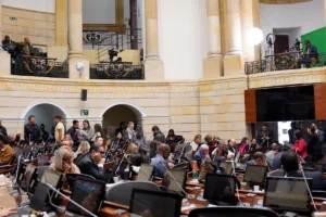 La iniciativa fue aprobada con 55 votos a favor y 32 en contra, una mayoría que reunió a las bancadas de Centro Democrático, Cambio Radical, Salvación Nacional y sectores de los partidos Liberal, Conservador y La U, que respaldaron el cambio de sede para la ceremonia presidencial - Foto: Senado de la República