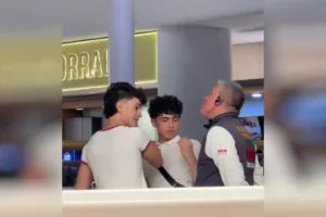 Según la denuncia de los jóvenes, ambos se encontraban en una zona común del establecimiento cuando se dieron un beso. En ese momento, un vigilante se acercó para indicarles que ese comportamiento no estaba permitido y les advirtió que, de continuar con las manifestaciones de afecto, serían retirados del centro comercial - Foto: Redes Sociales