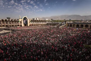 El momento central tuvo lugar el 6 de julio, cuando una multitud acompañó el cortejo fúnebre por las principales avenidas de Teherán, desde la Plaza de la Revolución hasta la Plaza Azadi - Foto: en.khamenei.ir