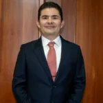 Henao ha sido identificado durante buena parte de su carrera como un dirigente cercano a Cambio Radical y al exvicepresidente Germán Vargas Lleras, con quien trabajó desde la época en que este dirigía el Ministerio de Vivienda y posteriormente la Vicepresidencia de la República. Esa cercanía política marcó una parte importante de su recorrido dentro del Gobierno nacional - Foto: Consejo de Estado