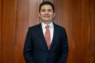 Henao ha sido identificado durante buena parte de su carrera como un dirigente cercano a Cambio Radical y al exvicepresidente Germán Vargas Lleras, con quien trabajó desde la época en que este dirigía el Ministerio de Vivienda y posteriormente la Vicepresidencia de la República. Esa cercanía política marcó una parte importante de su recorrido dentro del Gobierno nacional - Foto: Consejo de Estado