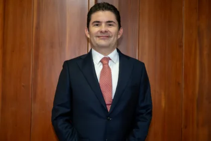 Henao ha sido identificado durante buena parte de su carrera como un dirigente cercano a Cambio Radical y al exvicepresidente Germán Vargas Lleras, con quien trabajó desde la época en que este dirigía el Ministerio de Vivienda y posteriormente la Vicepresidencia de la República. Esa cercanía política marcó una parte importante de su recorrido dentro del Gobierno nacional - Foto: Consejo de Estado